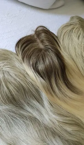 Topo de cabelo loiro humano 60 cm 