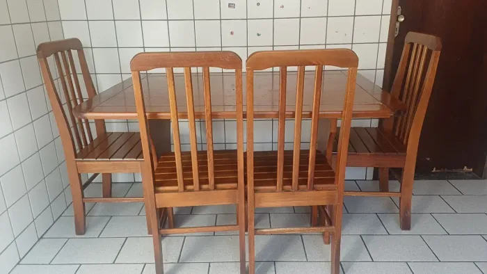 Mesa de Madeira + 4 Cadeiras