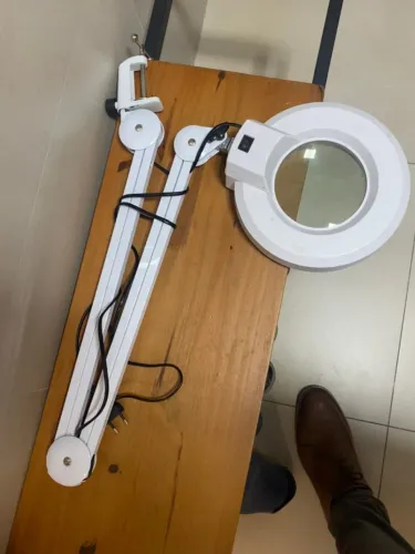 Lupa de Bancada Articulada com Iluminação LED (Nova / Seminova)