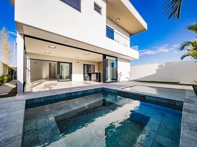 Casa à venda no Condomínio Jardim Versailles em Uberlândia
