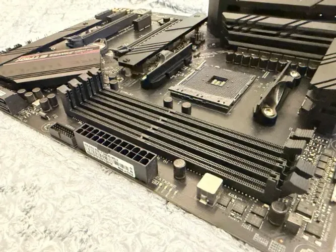Placa-mãe ASUS ROG Strix B550-F Gaming Wi-Fi AM4 DDR4 ATX