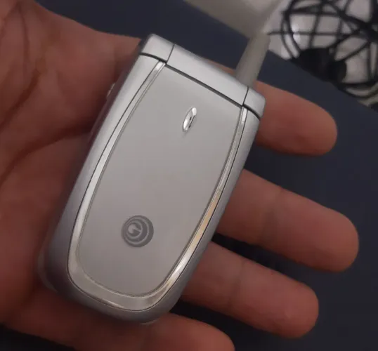 Celular antigo gradiente Flip RELIQUIA pequeno raro 2002