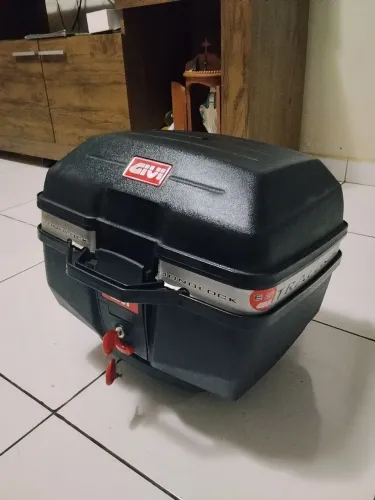 Baú de moto da marca Givi