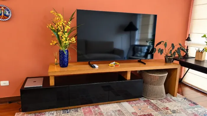 Rack Grande para TV em Madeira e Preto