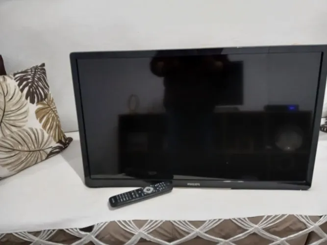 TV 32 polegadas e suporte de parede novo em um único anúncio.