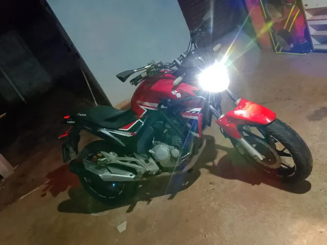 Vendo cb Twister moto boa de motor rodando em bom estado único dono