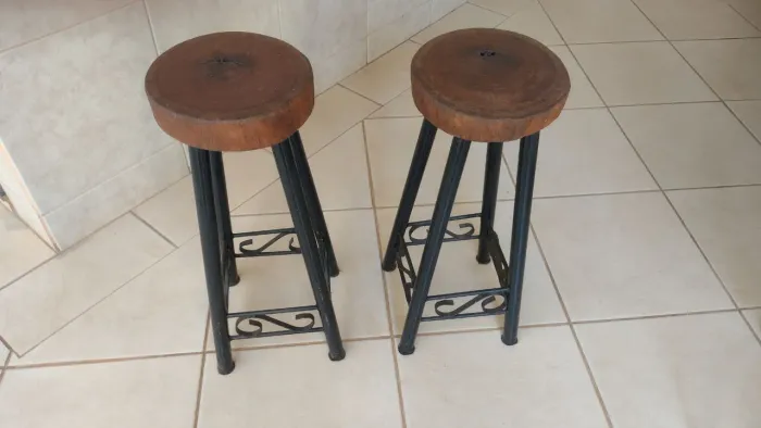 Banqueta de ferro e madeira