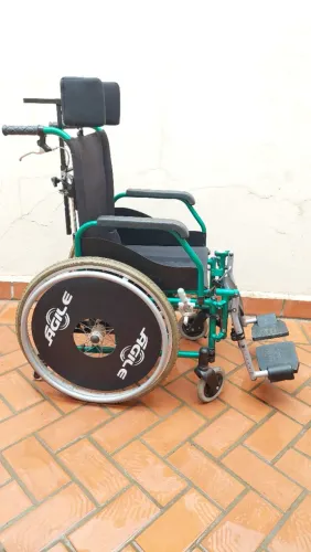 Cadeira de rodas modelo Ágile Reclinável da marca Jaguaribe