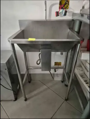 Pia asséptica em aço inox com acionamento de água pelo joelho ou pedal