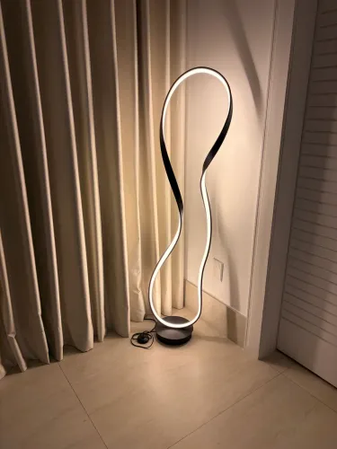 Bella Iluminação Luminária de Piso Metal Flow Preto LED