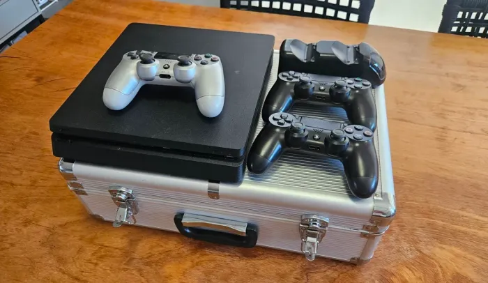 PlayStation 4 + 3 controles + base carregamento + maleta aluminio transporte + cabos