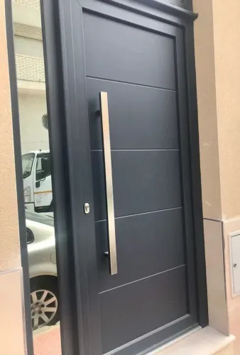 Porta Pivotante em Alumínio Preto - Fachada Moderna