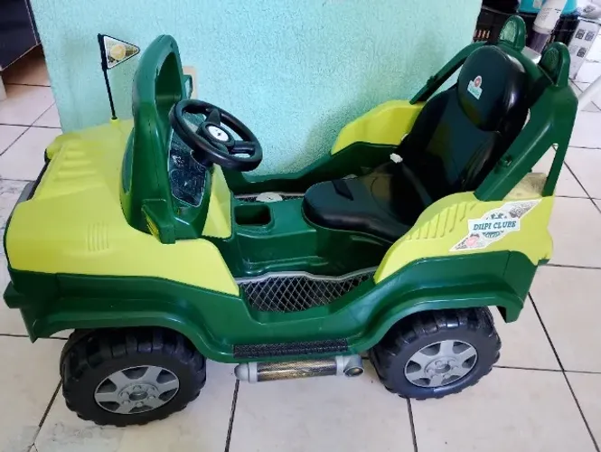 Carro infantil com haste para empurrar e pedal