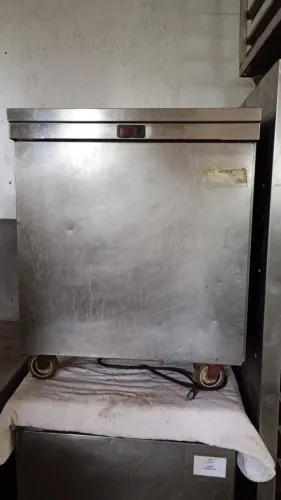 REFRIGERADOR / BANCADA INOX INDUSTRIAL COM RODÍZIOS  