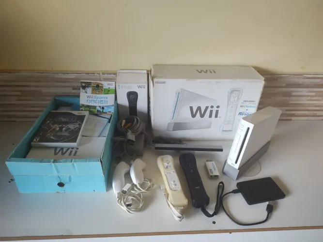 Nintendo Wii Desbloqueado na caixa + ssd e acessórios originais.