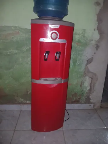 Vende-ss bebedouro esmalte vermelho 220v usado e em excelente estado!