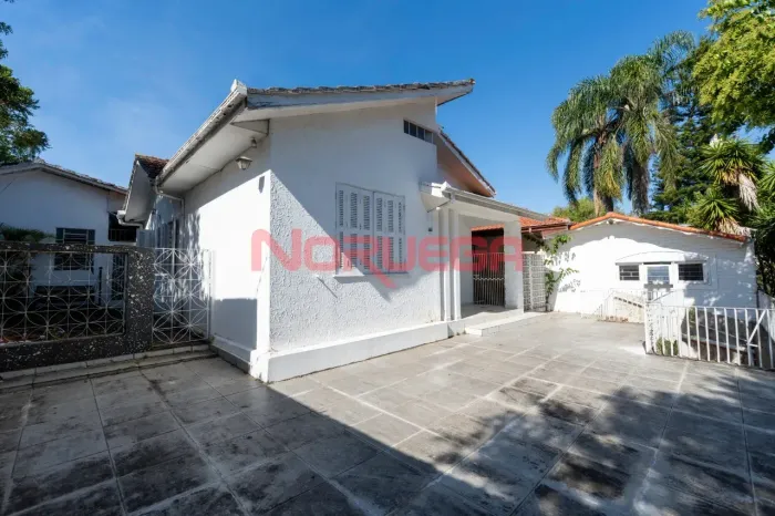 Casa para alugar no bairro mercês em Curitiba com 3 quartos, 2 banheiros e vaga de garagem