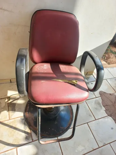 Cadeira de cabeleireiro usada