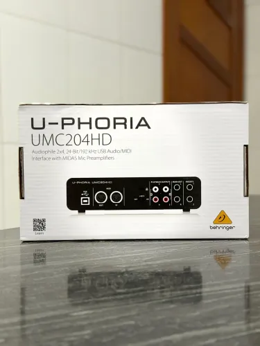 Interface de áudio behringer umc204hd lacrada 