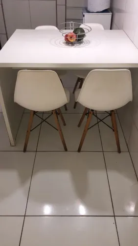 Vendo Mesa com 4 cadeiras