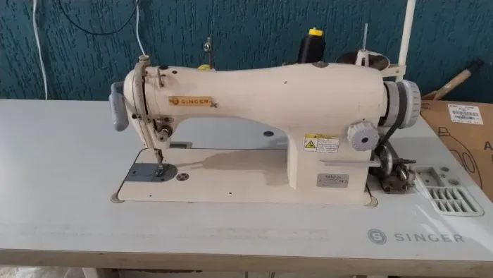 Maquina reta industrial Singer