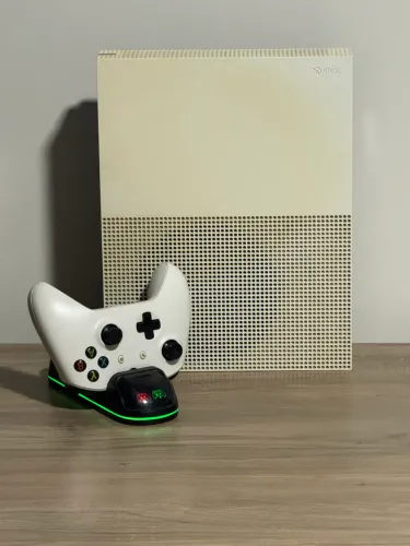 Xbox One s + jogos e carregador