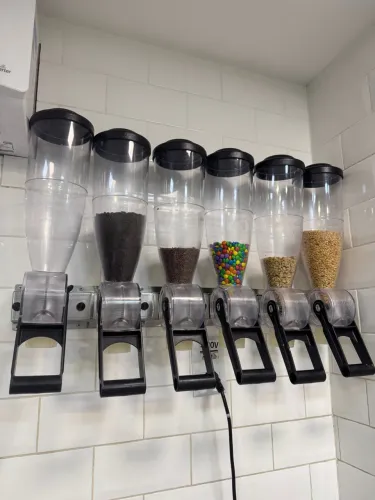 Conjunto prático 6 fixador inox dispenser dosador sorveteiria preto.