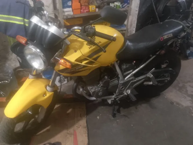 Twister 250cc ano 2007 segundo dono 8 mil ZAP *78
