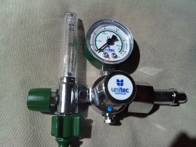 Regulador de pressão com fluxômetro para oxigênio