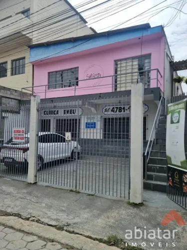 Sala comercial de 13m² ideal para escritórios, consultórios, estética ou atendimentos.
