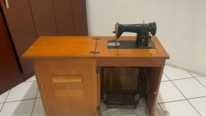 Máquina de Costura Singer Antiga com Gabinete de Madeira e Pedal Original