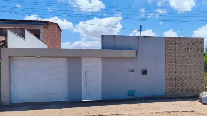 Casa ampla, 20min da praia de Lagoinha - 150m² - estruturada para construir um duplex.