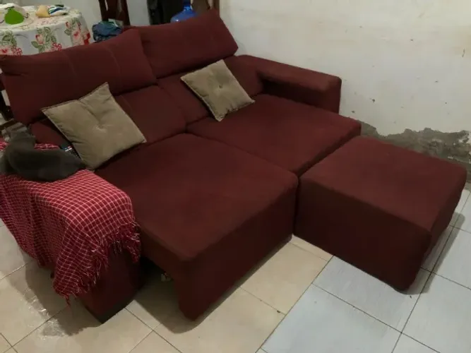 Vendo sofá retrátil reclinável super confortável. pouco tempo de uso, acompanha puff. $15