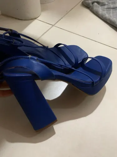 Salto plataforma azul