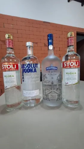 Vodka Absolut, Stoli, Petrovskaia