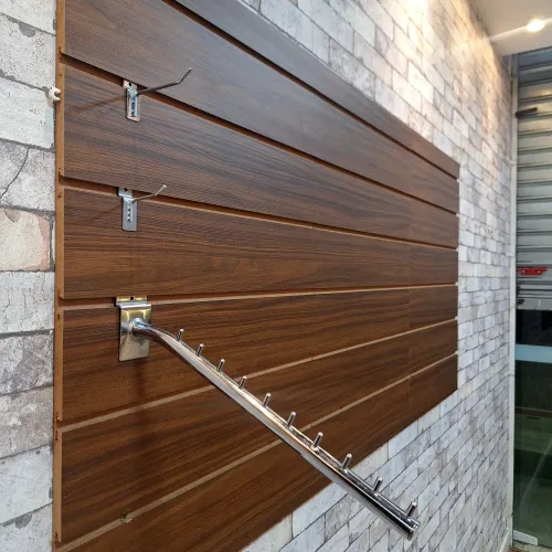 Painel canaletado com ganchos e cabideiros 