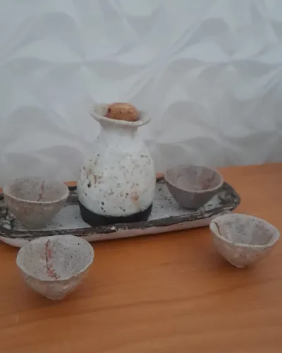 Jogo de Saquê Cerâmica - 6 Peças:  1 Jarra + 4 Copos + 1 Bandeja