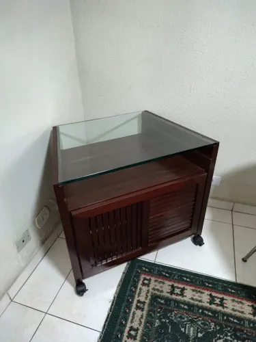 Mesa de canto, buffet, aparador em madeira imbuia com vidro