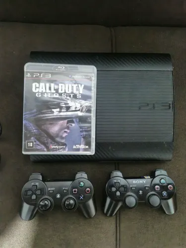 Ps3 super slim desbloqueado com dois controles vários jogos na memória e um jogo original