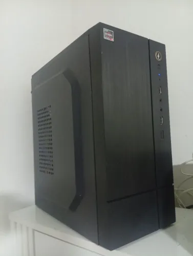 PC Gamer AMD Ryzen 5 com teclado e mouse