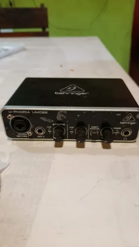 Vendo cubo, placa de áudio e pedais para guitarra