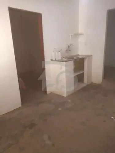 Casa de 120m² no Bairro Jardim Centenário com 2 Quartos, Quintal e Área de Serviço.