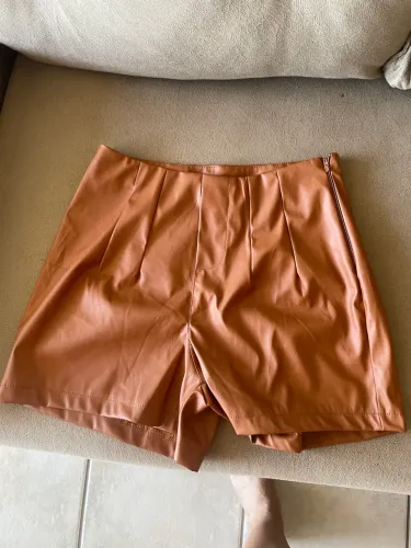 Short em intercouro caramelo