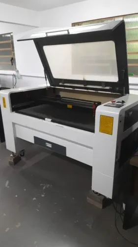 Equipamento de corte e gravação a laser CO²