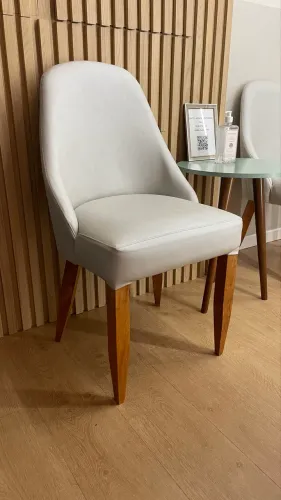 Cadeira resistente numa cor linda