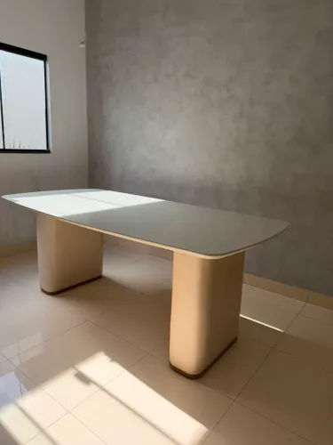 Mesa de jantar de madeira e couro