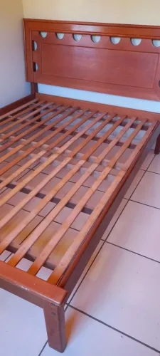 Vendo cama de casal em madeira maciça 