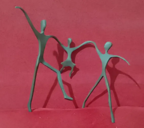 Escultura Família Passeio Casal com Menina em Bronze