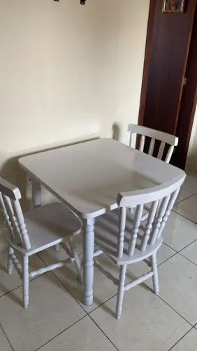 Mesa com 3 cadeiras 