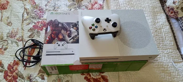 Kit Xbox One S + Controle Original (Ambos com defeito/para conserto)+ 5 Jogos + Cabos
